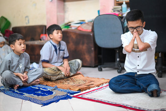Di Rumah Kecil Ini, Anak-Anak Yatim Bertahan Hidup